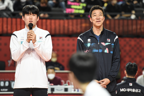 남자부 올스타전 팬투표 1, 2위를 차지한 신영석(오른쪽)과 김민재. [사진=한국배구연맹(KOVO)]
