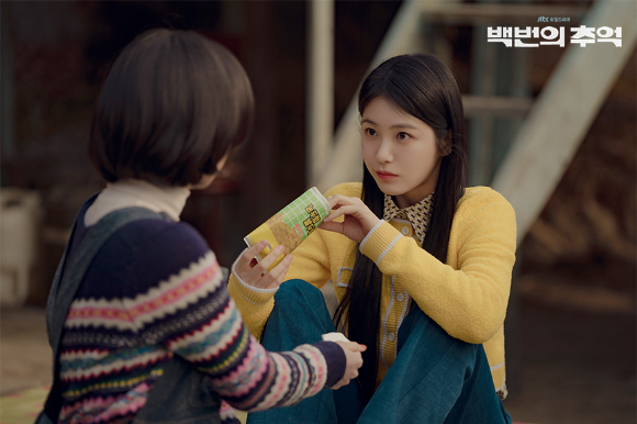 배우 신예은이 JTBC 토일드라마 '백년의 추억' 인터뷰에 앞서 포즈를 취하고 있다. [사진=앤피오]