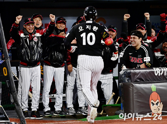 10일 오후 경기도 수원 KT위즈파크에서 열린 '2023 프로야구 KBO리그' 포스트시즌 한국시리즈 3차전 KT 위즈와 LG 트윈스와의 경기가 열렸다. 9회초 2사 1,2루 LG 오지환이 역전 스리런 홈런을 때린 뒤 기뻐하고 있다. [사진=곽영래 기자]