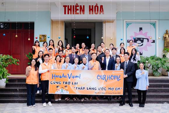 황성재 한화비전 베트남 법인장(앞줄 왼쪽에서 일곱번째)과 이상복 아워홈 베트남 법인장(앞줄 왼쪽에서 여덟번째) 등 현지 임직원들과 티엔 호아 수녀들이 사회공헌 행사를 함께한 뒤 기념 촬영을 하고 있다. [사진=한화비전]