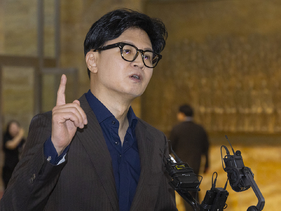 무소속 한동훈 의원이 7일 국회에서 열린 본회의에 참석하기 위해 국회 본청에 들어서다 취재진과 만나 연일 제기하고 있는 김승원 법무부 장관 후보자 의혹과 관련해 의견을 말하고 있다. 2026.9.7 [사진=연합뉴스]