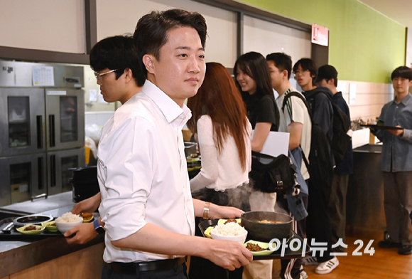 이준석 개혁신당 대선 후보가 21일 경기 성남시 가천대학에서 진행한 '학식먹자 이준석' 행사에서 학식을 들고 이동하고 있다. [사진=곽영래 기자]