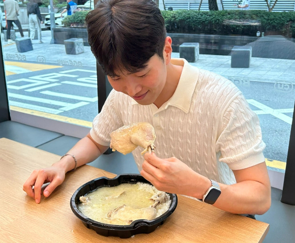 모델이 CU 자이언트 인삼 닭백숙을 먹고 있다. [사진=CU]