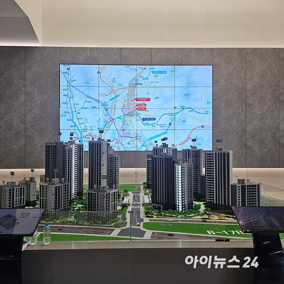 서울 송파구 문정동 '래미안 갤러리'에 마련된 '반포 래미안 트리니원' 견본주택 내 전경. 2025.11.07 [사진=이효정 기자 ]