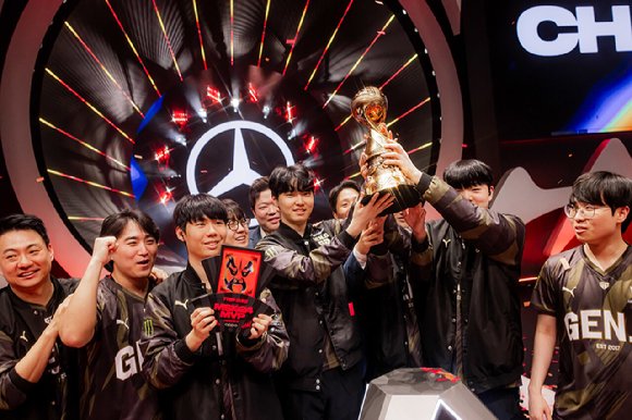 젠지가 MSI 2024 우승컵을 들어올렸다. [사진=라이엇 게임즈]