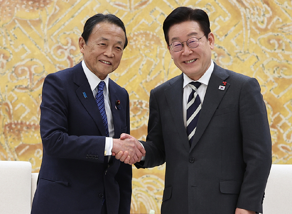 이재명 대통령이 16일 청와대에서 아소 다로 전 일본 총리와 면담에 앞서 기념 촬영을 하고 있다. 2026.1.16 [사진=연합뉴스]