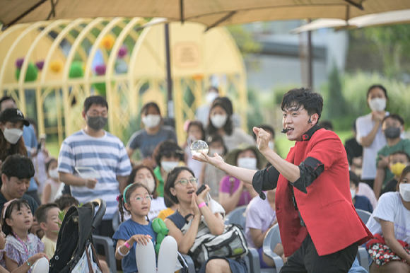 지난 2022년 국립세종수목원 축제마당에서 진행된 마술공연을 관람객들이 즐기고 있다. [사진=한국수목원정원관리원/산림청]