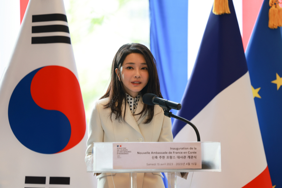 윤석열 대통령 부인 김건희 여사가 15일 오후 서울 서대문구 주한 프랑스 대사관에서 열린 개관식에서 축사하고 있다. 2023.04.15. [사진=대통령실]