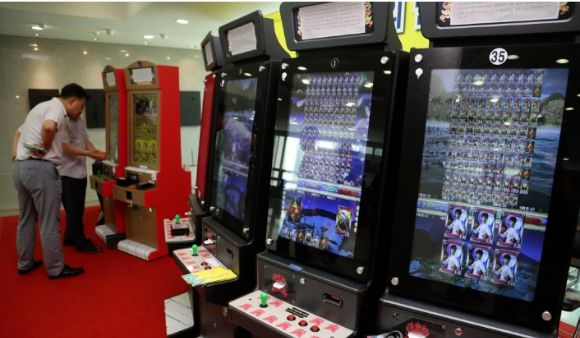 29일 오후 국회 의원회관에서 열린 게임의 사행성 문제로부터 이용자 보호를 위한 국회포럼 체험 부스에서 방문객들이 사행성 기기를 살펴보고 있다. 전시된 기기들은 경찰 단속으로 압수된 것들로 시연을 위해 설치됐다. 2018.6.29 [사진=연합뉴스]