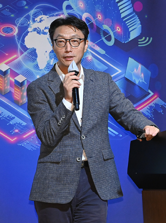 강종호 베스핀글로벌 부사장이 30일 서울 영등포구 여의도동 FKI타워 그랜드볼룸에서 열린 '대한민국 클라우드·SaaS 포럼 2025(KCSF2025)'에서 AI 기반 혁신 사례로 본 산업별 도입 고려 사항을 주제로 강연하고 있다. [사진=곽영래 기자]