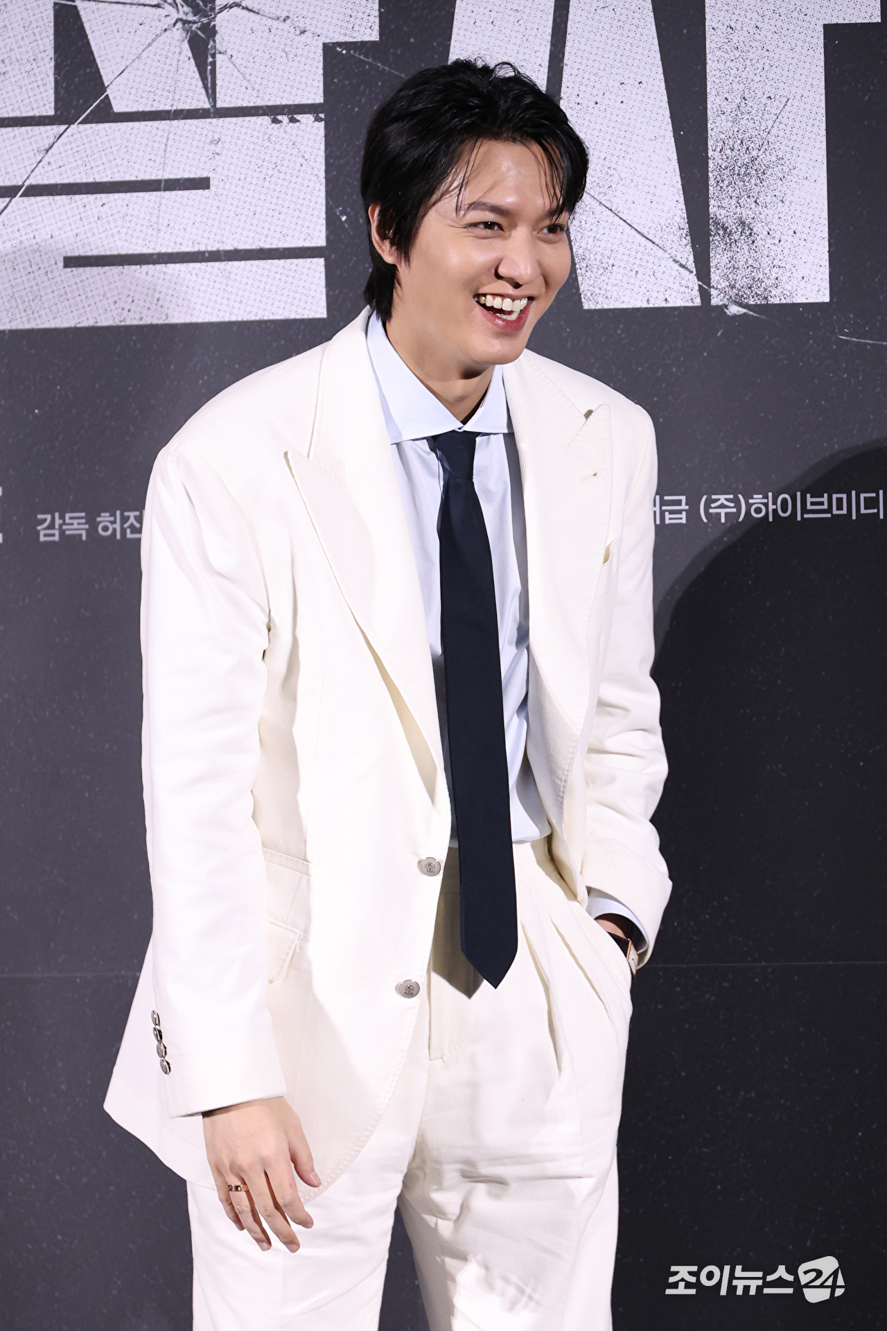 배우 이민호가 10일 오전 서울 용산구 CGV용산아이파크몰점에서 진행된 영화 '암살자(들)'(감독 허진호) 제작보고회에 참석해 포즈를 취하고 있다. [사진=문수지 기자]