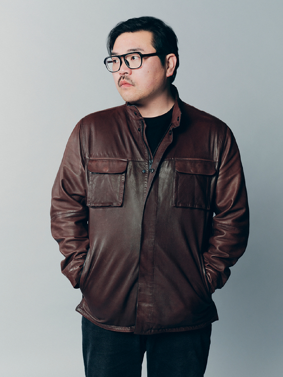 이종필 감독이 넷플릭스 영화 '파반느' 인터뷰에 앞서 포즈를 취하고 있다. [사진=넷플릭스 ]