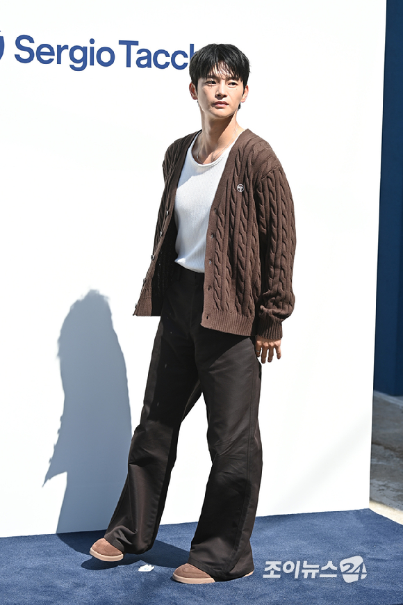 배우 서인국이 26일 오후 서울 용산구 한남동 플래그십 스토어에서 열린 클래식 라이프스타일 브랜드 세르지오 타키니 한남 플래그십 스토어 오픈 기념 포토콜 행사에 참석하고 있다. [사진=문수지 기자]