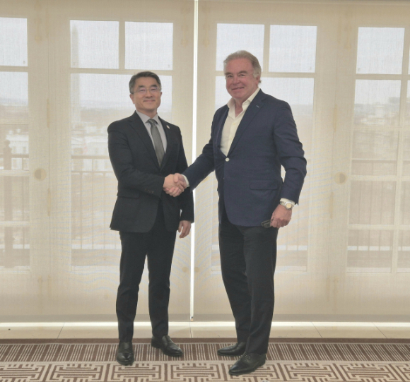 남궁홍(왼쪽) 삼성E&A 사장과 사이먼 그린쉴즈 와바시 밸리 리소스 이사회 의장이 5일(현지 시간) 열린 미국 와바시 저탄소 암모니아 프로젝트 착공식에서 만나 기념 촬영을 하고 있다. [사진=삼성 E&A]