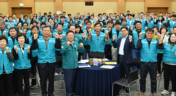 26일 경산시 안전협의체 발대식에서 참석자들이 화이팅을 외치고 있다. [사진=경산시]