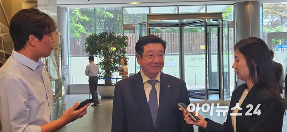 이찬희 삼성 준법감시위원장이 20일 서울 서초구 삼성생명 서초사옥에서 열리는 준감위 정기회의 참석 전 기자들과 만나 질의응답을 하고 있다. [사진=박지은 기자]