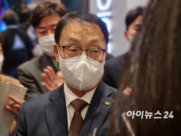 구현모 KT 대표가 지난해 11월16일 오전 소피텔 앰배서더 서울 4층 그랜드볼룸에서 열린 KT AI 전략 발표 간담회에 참석해 취재진 질의에 답변하고 있다. [사진=안세준 기자]