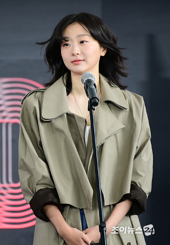 배우 김다미가 19일 오후 부산광역시 해운대구 우동 영화의 전당에서 열린 제30회 부산국제영화제(BIFF) '대홍수' 야외무대인사 행사에 참석하고 있다. [사진=정소희 기자]
