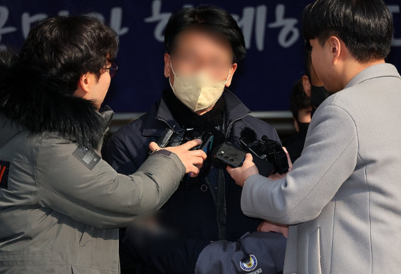 이재명 더불어민주당 대표가 지난해 1월 2일 오전 부산 강서구 가덕신공항 부지를 둘러본 뒤 왼쪽 목 부위 피습을 당해 바닥에 누워 병원 호송을 기다리고 있다. [사진=연합뉴스]
