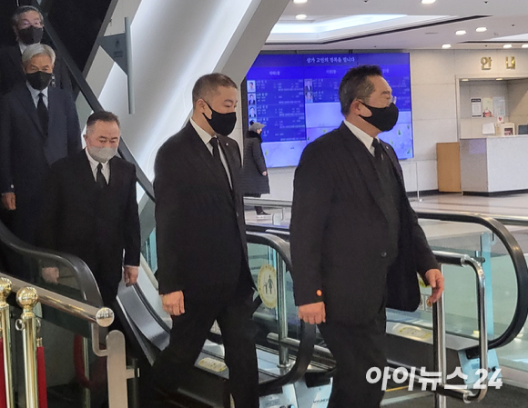 구광모 LG그룹 회장이 12일 서울 아산병원 장례식장에 차려진 구자홍 LS그룹 초대 회장(현 LS니꼬동제련 회장) 빈소 조문을 마치고 나서고 있다. [사진=정소희 기자]