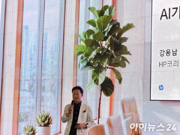 28일 기자간담회가 열린 서울 청담 엔헤이븐에 HP의 AI PC가 전시돼 있다. [사진=황세웅 기자]