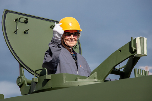 미 해군의 병원선박인 '헤이븐'에서 해군 간호사로 복무한 최고령 참석자 로이스 R. 귄(98)이 지난 19일 한화에어로스페이스 창원2사업장 K9 자주포에 올라 기념촬영하고 있다. [사진=한화에어로스페이스]