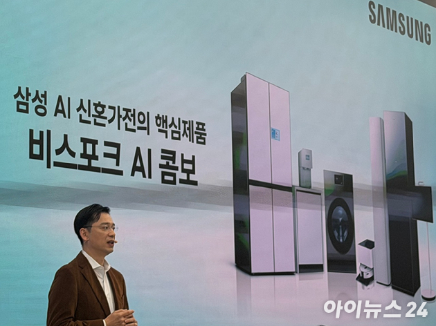 임성택 삼성전자 한국총괄 부사장이 26일 서울 삼성 강남에서 열린 세탁건조기 비스포크 AI 콤보 신제품 미디어 브리핑에서 신제품을 소개하고 있다. [사진=황세웅 기자]