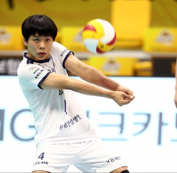 군 전역 후 소속팀 KB손해보험으로 복귀한 리베로 정민수가 3일 열린 대한항공과 홈 경기에서 수비 5천개를 달성했다. 정민수가 이날 경기를 앞두고 코트에서 몸을 풀고 있다. [사진=발리볼코리아닷컴]