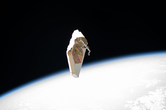 국제우주정거장에서 떨어져 나온 차단막이 우주 공간을 떠돌고 있다. [사진=NASA]