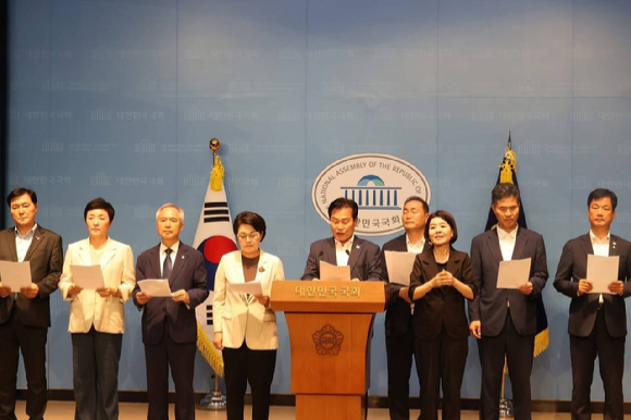 호남 지역 국회의원들은 26일 국회 소통관에서 기자회견을 열고 '호남에서 불' 발언을 규탄했다. [사진=더불어민주당 권향엽 의원/연합뉴스]