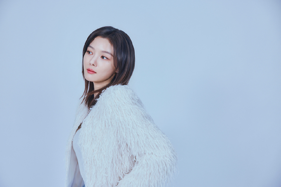 '친애하는 X'에 출연한 김유정이 인터뷰에 앞서 사진촬영을 하고 있다. [사진=티빙]