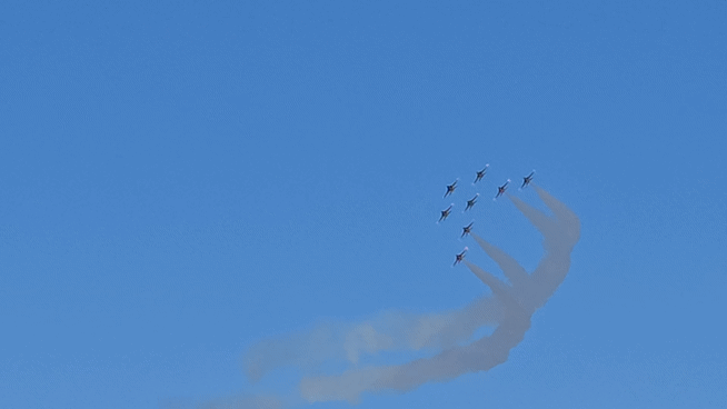 17일 서울공항에서 진행된 서울 국제 항공우주 및 방위산업 전시회(ADEX 2025) 'VR 패러글라이딩 체험존'에 사람들이 줄을 서있다. [사진=최란 기자]