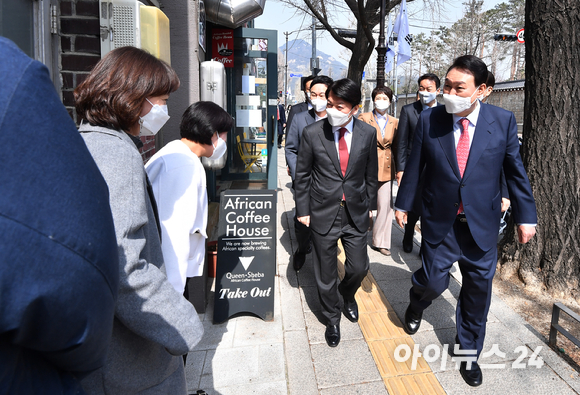 윤석열 대통령 당선인이 16일 오후 서울 종로구 통의동에 위치한 한 식당에서 점심 식사를 마친 후 안철수 인수위원장과 함께 산책을 하고 있다. [사진=김성진 기자]