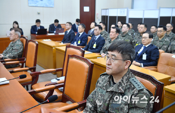 박안수 전 육군참모총장이 21일 오전 서울 여의도 국회에서 열린 윤석열 정부의 비상계엄 선포를 통한 내란 혐의 진상규명 국정조사특별위원회 전체회의에서 출석하고 있다. [사진=곽영래 기자]