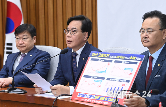 송언석 국민의힘 원내대표가 24일 서울 여의도 국회에서 열린 원내대책회의에서 발언하고 있다. [사진=곽영래 기자]