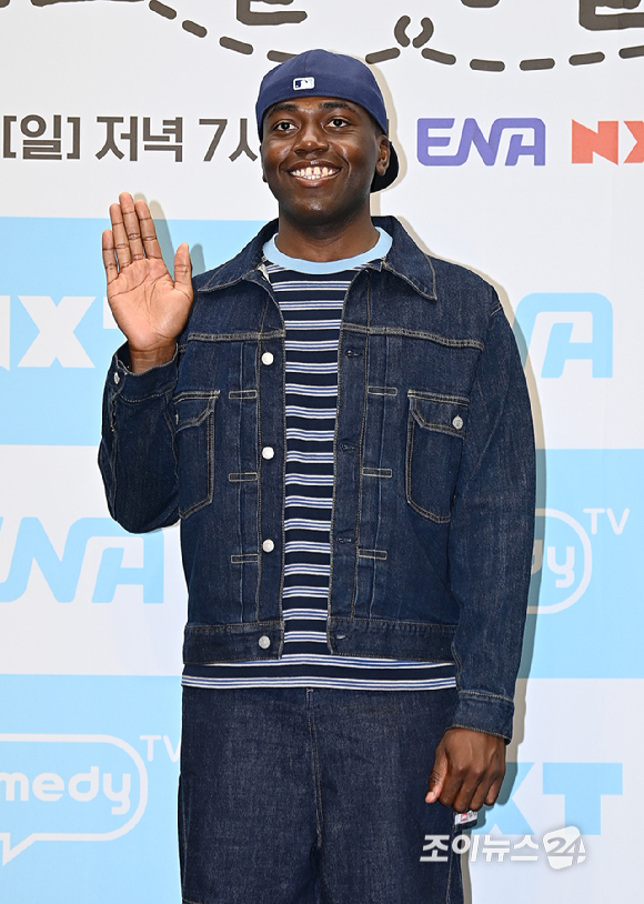 방송인 조나단이 19일 오전 서울 마포구 스탠포드호텔에서 열린 ENA, NXT, 코미디TV가 공동 제작하는 새 예능 '어디로 튈지 몰라' 제작발표회에서 포토타임을 갖고 있다. [사진=곽영래 기자]