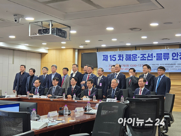 황종우 해양수산부 장관이 17일 국회에서 진행된 '제15차 해운&middot;조선&middot;물류 안정화 포럼'에 참석하고 있다. [사진=최란 기자]