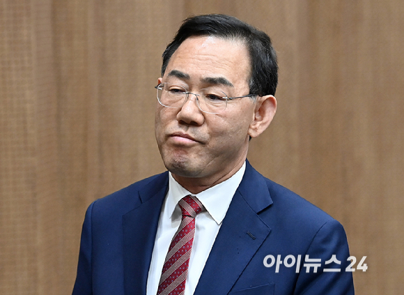 6&middot;3 지방선거 국민의힘 대구시장 경선에서 컷오프(공천 배제)된 주호영 의원이 23일 서울 여의도 국회 소통관에서 불출마 기자회견을 마친 뒤 회견장을 나서고 있다. [사진=곽영래 기자]