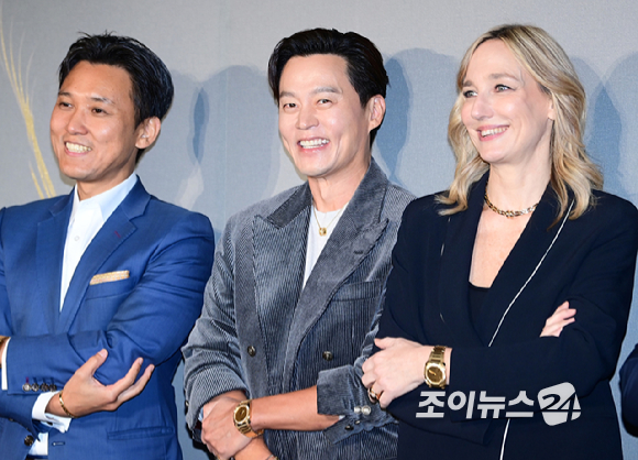 배우 이서진이 28일 오후 서울 강남구 송은에서 열린 불가리(BVLGARI) 비제로원 전시 개최 포토월 행사에 참석해 이정학 불가리코리아 대표와 라우라 부르데제 불가리 CEO와 기념촬영을 하고 있다. [사진=정소희 기자]