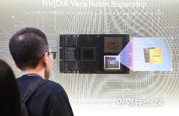 14일 서울 강남구 코엑스에서 열린 '제28회 반도체대전'(SEDEX 2026)에서 관람객들이 SK 하이닉스 부스를 관람하고 있다. [사진=곽영래 기자]