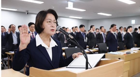 13일 경기도 수원시 영통구 경기도청에서 열린 국회 행정안전위원회의 경기도에 대한 국정감사에서 추미애 경기도지사가 증인 선서를 하고 있다. [사진=연합뉴스]