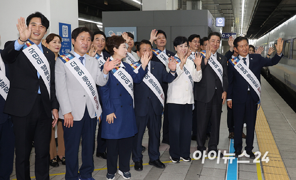 더불어민주당 정청래 대표와 김병기 원내대표를 비롯한 최고위원들이 2일 서울 용산구 용산역에서 시민들을 만나 추석 명절 귀성 인사를 하고 있다. [사진=곽영래 기자]