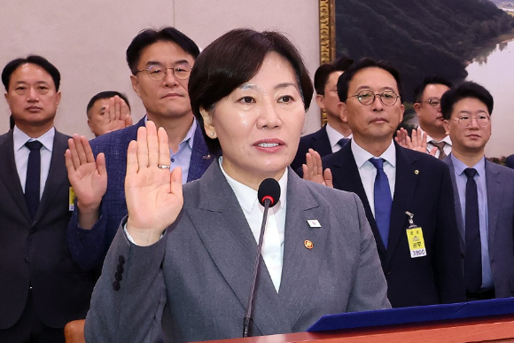 송미령 농림축산식품부 장관을 비롯한 농식품 유관단체장 등이 7일 국회에서 열린 농림축산식품해양수산위원회 국정감사에서 선서하고 있다. [사진=연합뉴스]