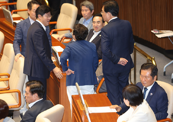 27일 서울 여의도 국회 본회의에서 국가인권위원회 위원(이상현), 국가인권위원회 위원(우인식) 선출안이 부결되자 국민의힘 송언석 원내대표와 임이자 의원이 더불어민주당 김병기 원내대표 등 의원들에게 항의하고 있다. 오른쪽 아래는 더불어민주당 정청래 대표. [사진=연합뉴스]