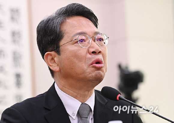김승원 법무부 장관 후보자가 15일 서울 여의도 국회 법제사법위원회에서 열린 인사청문회에서 눈물을 훔치고 있다. [사진=곽영래 기자]