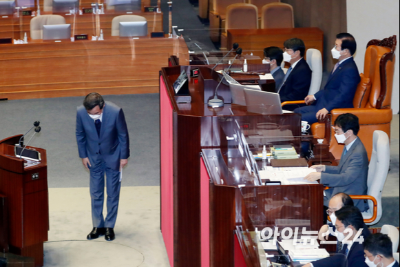 이낙연 이낙연 전 더불어민주당 대표가 15일 서울 여의도 국회 본회의에서 상정된 의원직 사직안 투표에 앞서 인사하고 있다.
