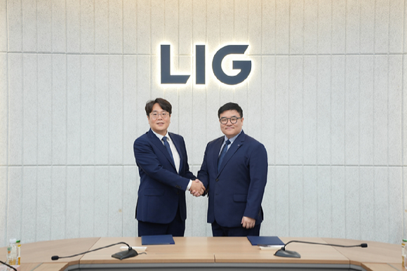 전용주 디토닉 대표이사(왼쪽)와 이승영 LIG D&A 기술혁신본부장이 LIG D&A 판교하우스에서 &lsquo;방산특화 AI 플랫폼 L-NODE 개발을 위한 업무협약(MOU)&rsquo;을 체결하고 있다다. [사진=LIG D&A]