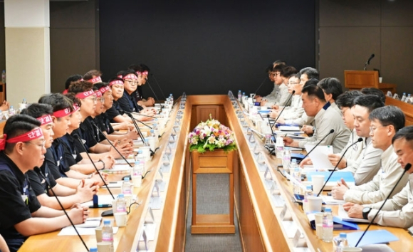 지난달 23일 현대차 노사가 울산공장 본관 동행룸에서 올해 임금협상 상견례를 진행하고 있다. [사진=현대차]