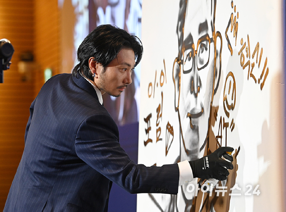 [포토] &apos;아이포럼2025&apos; 인공지능 드로잉 퍼포먼스 선보이는 염동균 작가