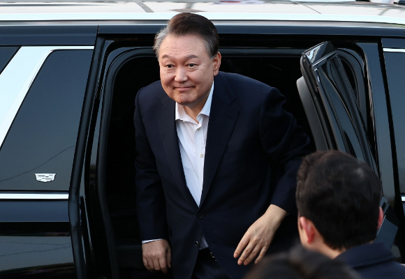 석방된 윤석열 대통령이 8일 서울 한남동 관저 앞에서 차에서 내려 지지자들에게 인사하고 있다. 2025.3.8 [사진=연합뉴스]